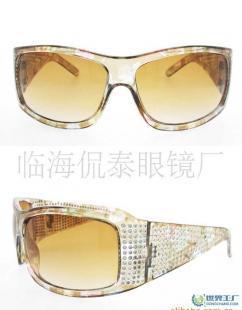 2021年意大利新款塑胶时尚太阳镜 办公与文教的优雅选择